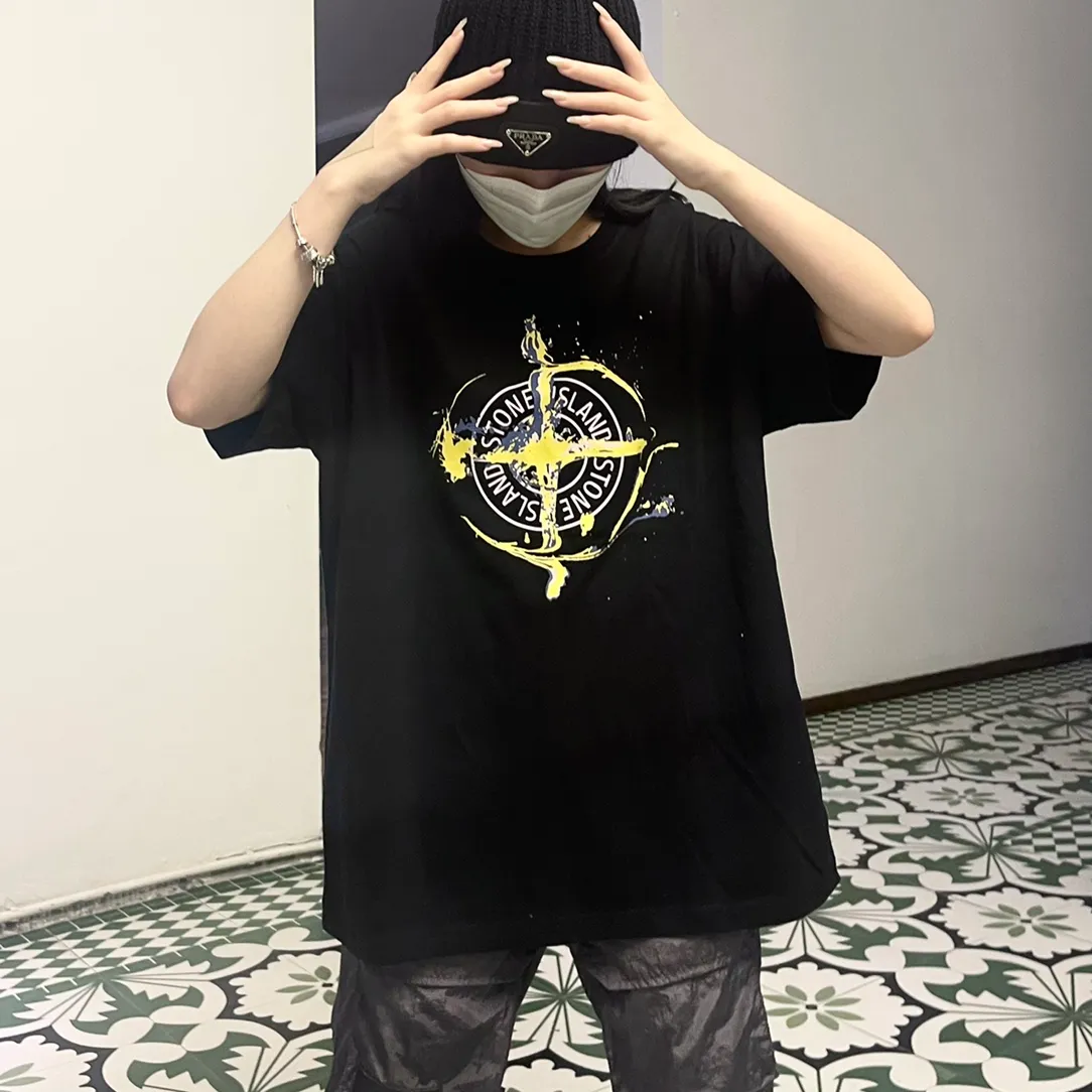 W621#P110💰 [Stone lsland/Stone Island summer new chest flame compass printed short-sleeved T-shirt] ⚠️[Original creation, high control of details] - Made of 260 grams of combed cotton 32 count double yarn, soft and comfortable to the touch, sweat-absorbent and breathable. - Simple basic and versatile style, original quality, the first choice for couples. - Made in a large factory, four needles and five threads on the shoulder, neatly arranged, high quality workmanship. - Same style for men and women. Very versatile, one piece for everyone, details are clearly visible. Color: Black White Size: M L